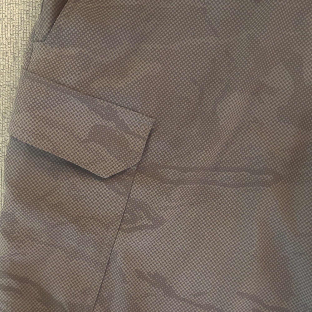 Under Armour Men's grayish, subtle camouflage pattern Cargo Shorts - - Picture 3 of 4